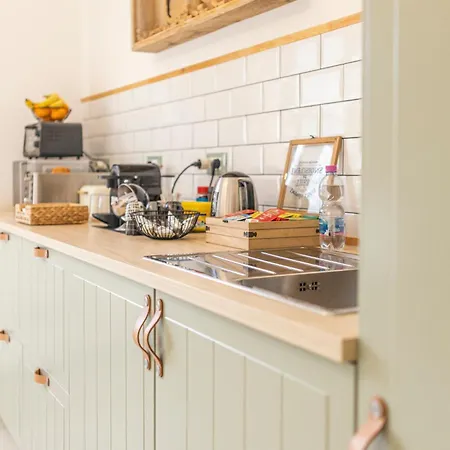 Fly فندق مبيت وإفطار 3*